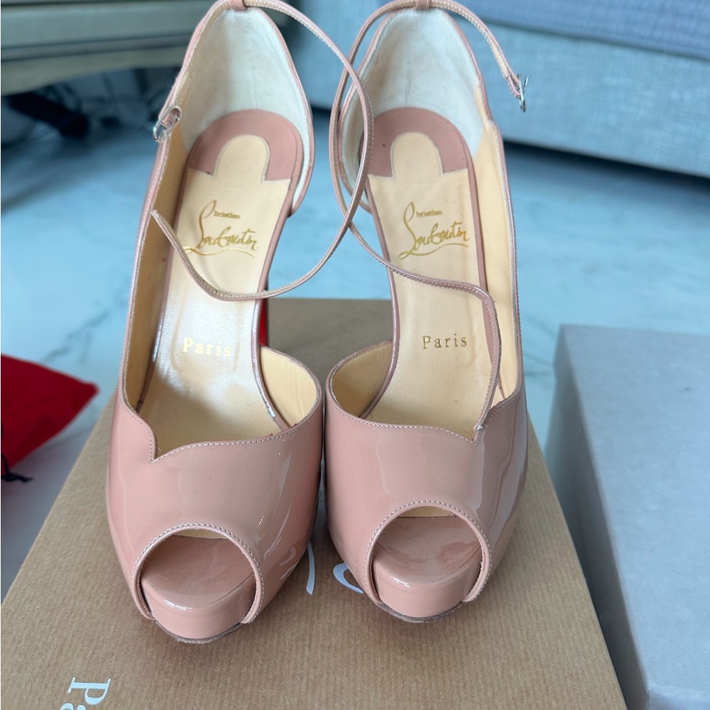Great condition - worn a few times
louboutin ROUND CHICK ALTA 120 PATENT